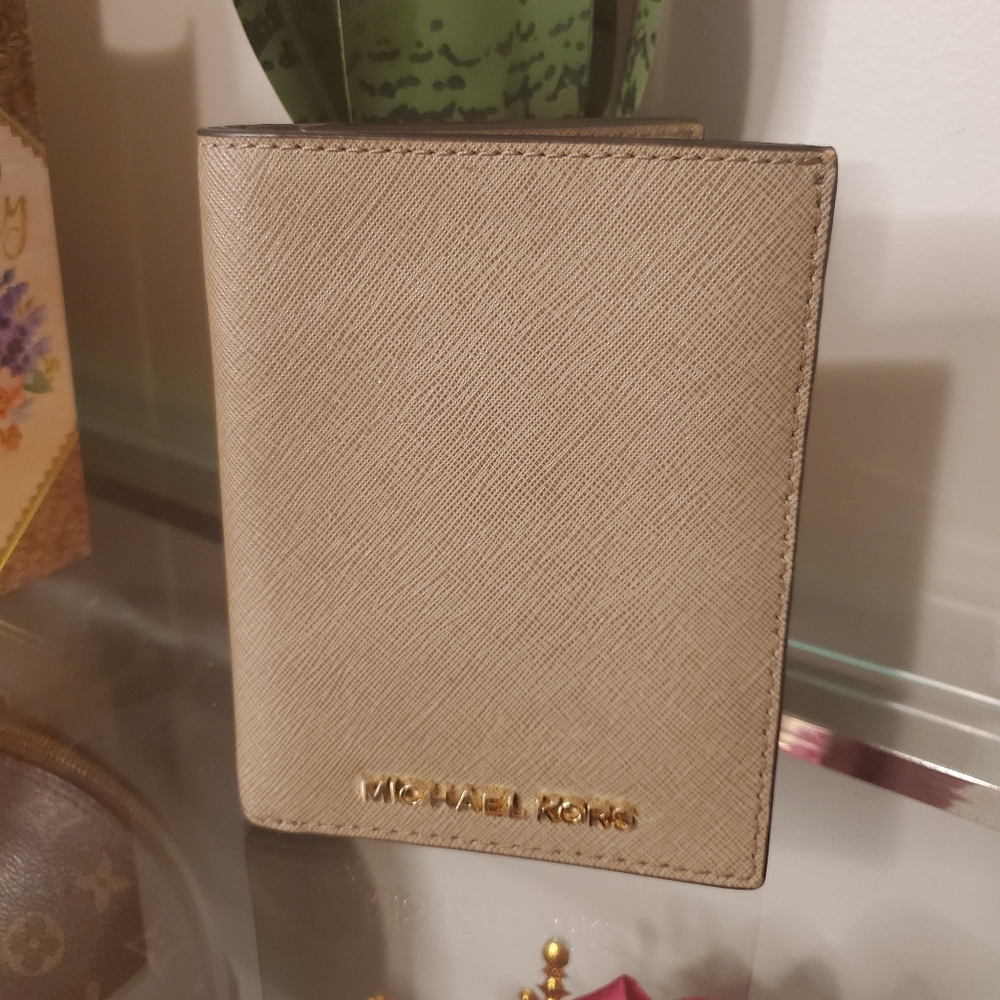 Michel Kors Passport Wallet in Dark Dune